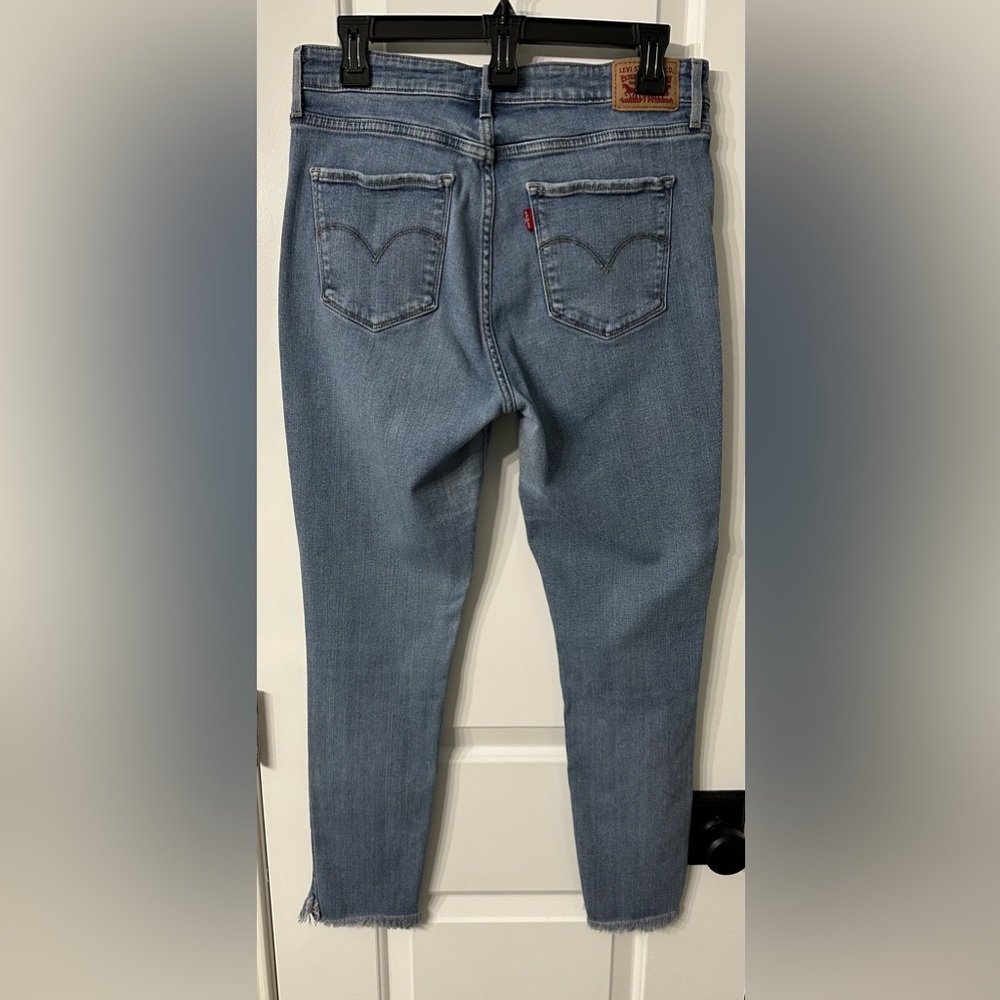 Levi’s 721 high waist skinny light  wash cropped jeans with frayed hem size 31